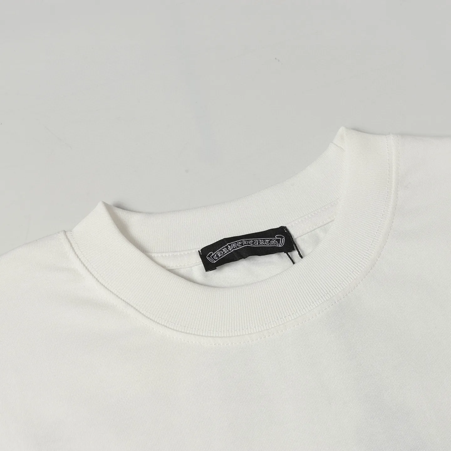 🅿️180 Chrome hearte/Chrome heart ch 25ss early spring Sanskrit letter printed short-sleeved T-shirt. A must-have item for daily commuting for men and women in light luxury. The correct version is welcome to compare. Detailed features: ·280 grams of 100% pure cotton double yarn jersey fabric. ·Custom-dyed in the same vat with special thickened 32 count double-strand 1x1 thread. ·Double-needle cross-stitching process. ·Original main mark washed hangtag. Color: black white. Size: XS-L